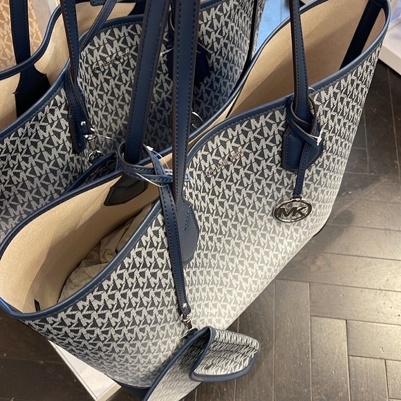 Michael Kors Eva Large Ombré Signature Logo Tote Bag
Navy
NWT - Picture 4 of 16